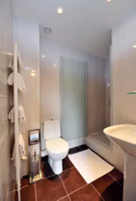 Salle de bains dans l'établissement Le Victor Hugo