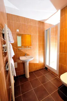 Salle de bains dans l'établissement Le Victor Hugo
