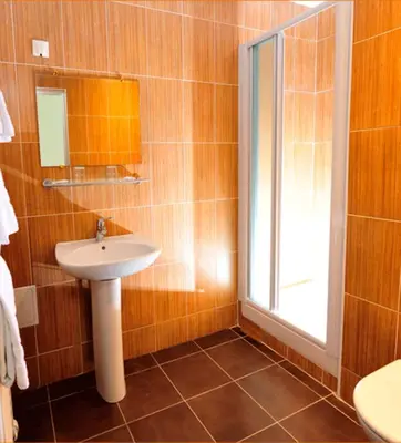 Salle de bains dans l'établissement Le Victor Hugo