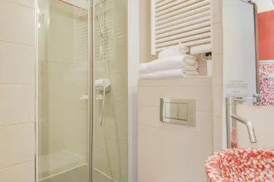 Salle de bains dans l'établissement Pavillon Nation