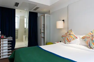 Un ou plusieurs lits dans un hébergement de l'établissement Hotel Le Placide Saint-Germain Des Prés