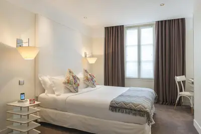 Un ou plusieurs lits dans un hébergement de l'établissement Hotel Le Placide Saint-Germain Des Prés