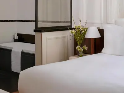 Un ou plusieurs lits dans un hébergement de l'établissement Maison Delano Paris