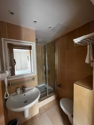 Salle de bains dans l'établissement Hôtel Tingis