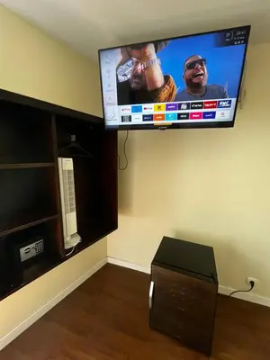 Télévision ou salle de divertissement dans l'établissement Hôtel Tingis