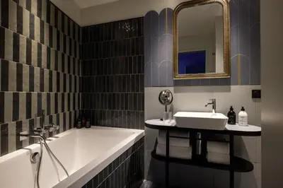 Salle de bains dans l'établissement Hotel L de Lutece - Notre-Dame