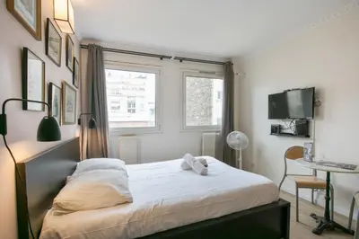 Un ou plusieurs lits dans un hébergement de l'établissement Cozy studio 10 min from Eiffel Tower Invalides Beaugrenelle