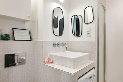 Salle de bains dans l'établissement Cozy studio 10 min from Eiffel Tower Invalides Beaugrenelle