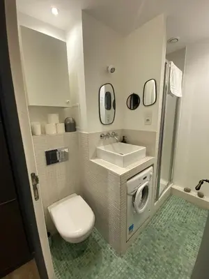 Salle de bains dans l'établissement Cozy studio 10 min from Eiffel Tower Invalides Beaugrenelle