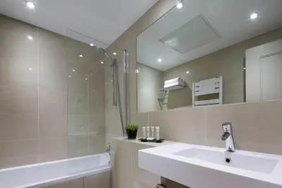 Salle de bains dans l'établissement Hôtel Galileo Champs Elysées