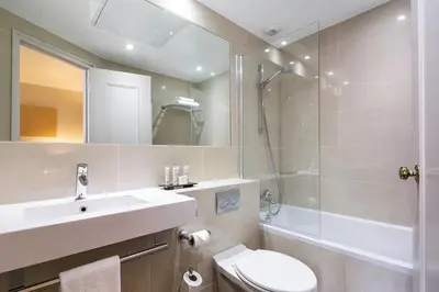 Salle de bains dans l'établissement Hôtel Galileo Champs Elysées