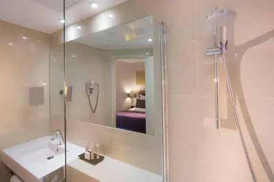 Salle de bains dans l'établissement Hôtel Galileo Champs Elysées