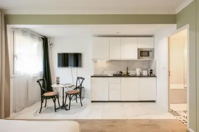 Cuisine ou kitchenette dans l'établissement Charming studio near Tour Eiffel Invalides Beaugrenelle