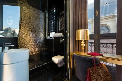 Salle de bains dans l'établissement Hotel Lumen Paris Louvre