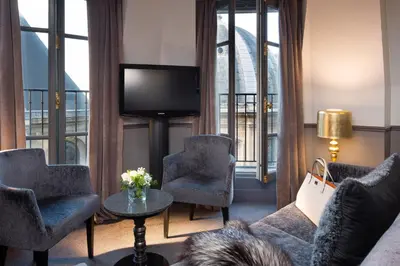 Coin salon dans l'établissement Hotel Lumen Paris Louvre
