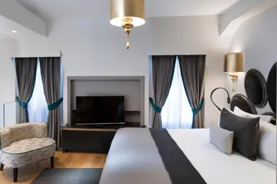 Télévision ou salle de divertissement dans l'établissement Hotel Lumen Paris Louvre