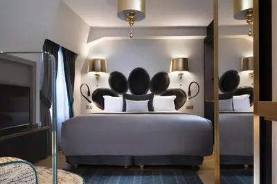 Un ou plusieurs lits dans un hébergement de l'établissement Hotel Lumen Paris Louvre