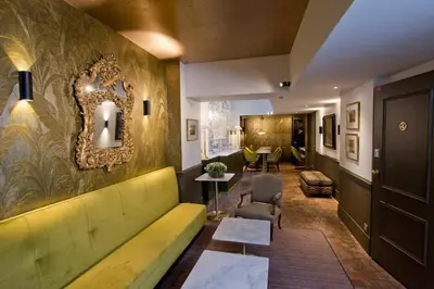 Coin salon dans l'établissement Hôtel Henri IV Rive Gauche
