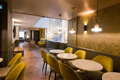 Coin salon dans l'établissement Hôtel Henri IV Rive Gauche