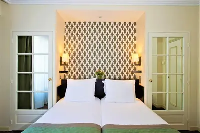 Un ou plusieurs lits dans un hébergement de l'établissement Hôtel Henri IV Rive Gauche