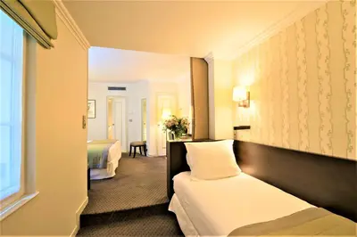 Un ou plusieurs lits dans un hébergement de l'établissement Hôtel Henri IV Rive Gauche