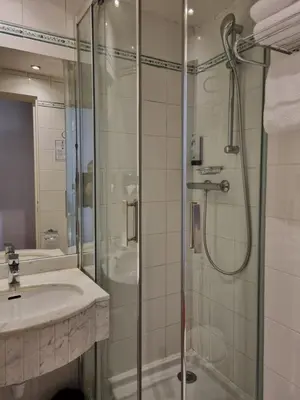 Salle de bains dans l'établissement Hôtel France Eiffel