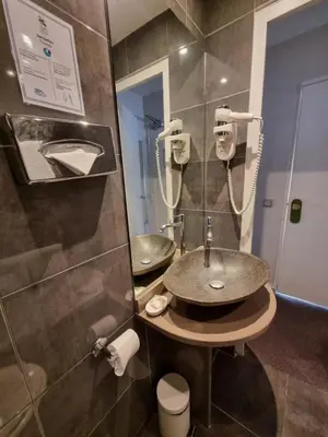 Salle de bains dans l'établissement Hôtel France Eiffel