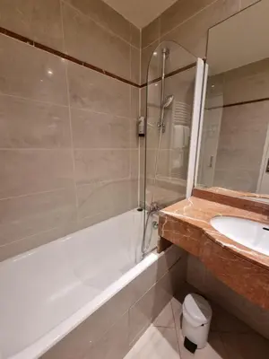 Salle de bains dans l'établissement Hôtel France Eiffel