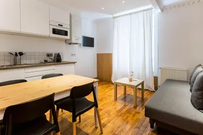 Cuisine ou kitchenette dans l'établissement Escapade Familiale à Grenelle