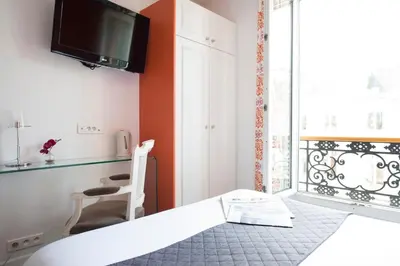 Un ou plusieurs lits dans un hébergement de l'établissement Hotel France Louvre