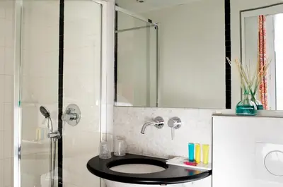 Salle de bains dans l'établissement Hotel France Louvre