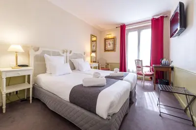 Un ou plusieurs lits dans un hébergement de l'établissement Hotel France Louvre