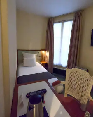 Un ou plusieurs lits dans un hébergement de l'établissement Hotel France Louvre