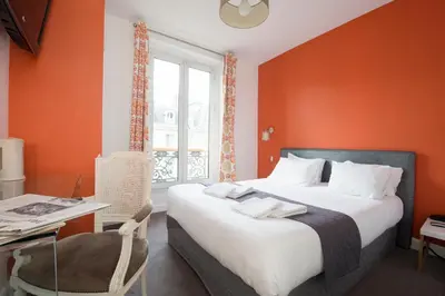 Un ou plusieurs lits dans un hébergement de l'établissement Hotel France Louvre