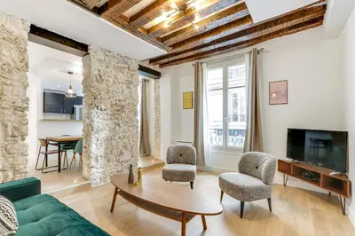 Télévision ou salle de divertissement dans l'établissement Pick A Flat's Apartment in Le Marais - Rue Saint Apoline