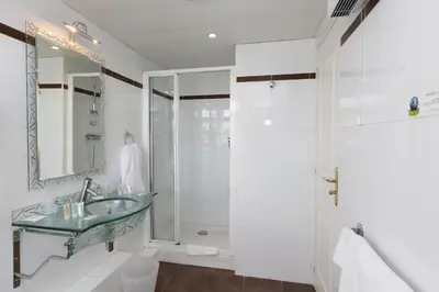 Salle de bains dans l'établissement Hotel Viator - Gare de Lyon