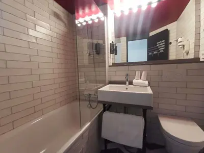 Salle de bains dans l'établissement Ibis Styles Paris Saint Denis La Plaine