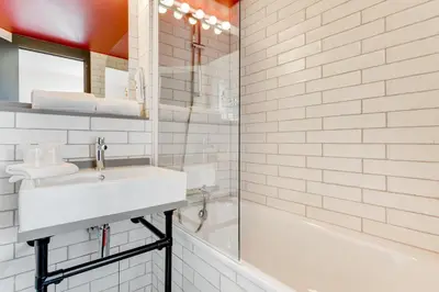 Salle de bains dans l'établissement Ibis Styles Paris Saint Denis La Plaine