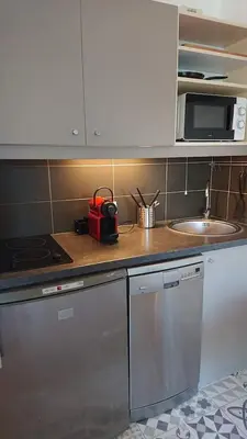 Cuisine ou kitchenette dans l'établissement 7 min Walk Metro Line 1-Charras La Defense