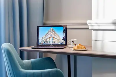 Télévision ou salle de divertissement dans l'établissement Hotel Vacances Bleues Provinces Opera