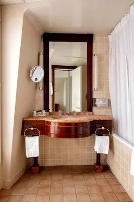 Salle de bains dans l'établissement Hôtel De l'Arcade