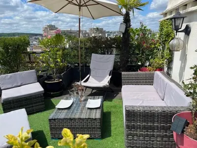 Coin salon dans l'établissement DERNIER ETAGE TERRASSE Pte St Coud