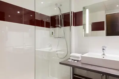 Salle de bains dans l'établissement Mercure Paris 19 Philharmonie La Villette