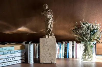 Bibliothèque dans l'hôtel