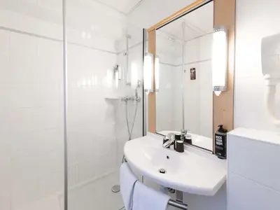 Salle de bains dans l'établissement ibis Paris Grands Boulevards Opéra 9e