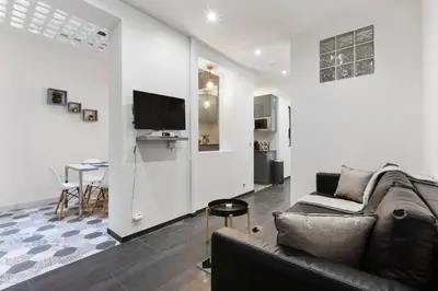 Télévision ou salle de divertissement dans l'établissement GuestReady - Nice apartment for 6 in Paris