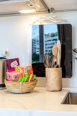 Cuisine ou kitchenette dans l'établissement Cozy Studio With Amazing View