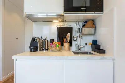 Cuisine ou kitchenette dans l'établissement Cozy Studio With Amazing View