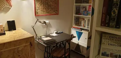 Bibliothèque dans l'appartement