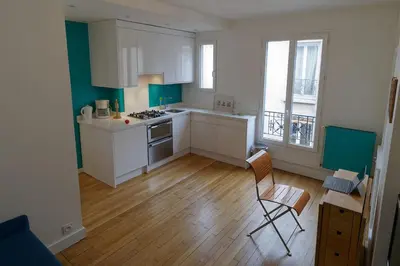 Cuisine ou kitchenette dans l'établissement Quiet apartment near Montmartre